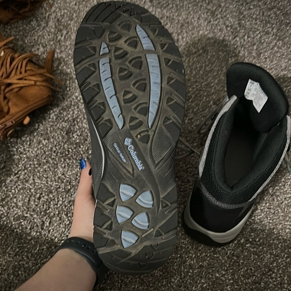 Columbia Gray and Black Hiking Boots with Rugged OutsoleSize 9W - Picture 9 of 9